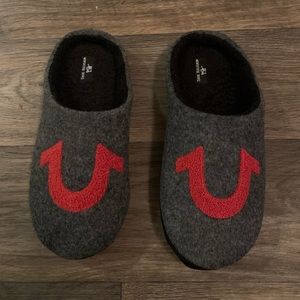 True Religion Men’s Performance Polar Fleece Slippers W/ Red Horseshoe Logo SZ L